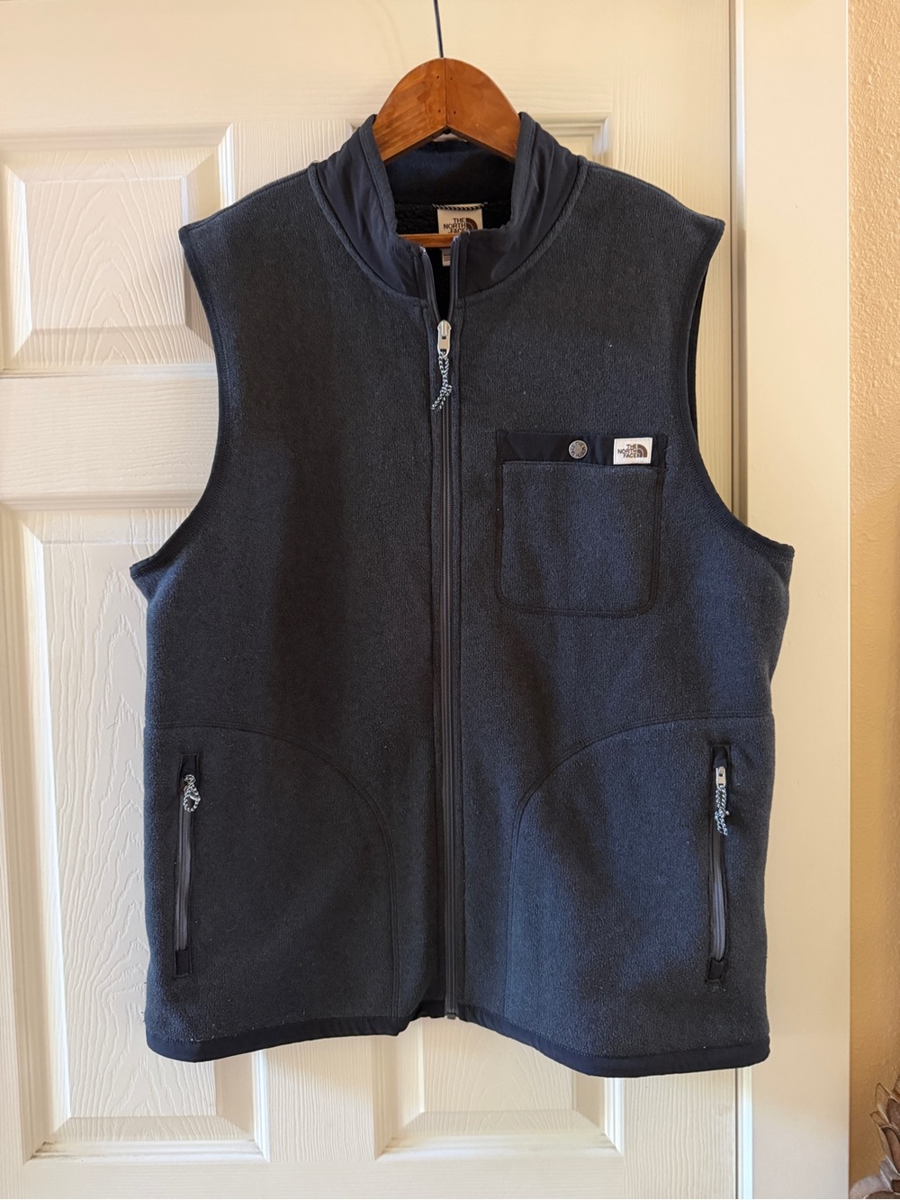 The North Face Men's black Fleece Vest - Full Zip